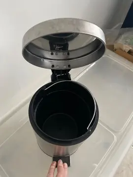 petite poubelle de salle de bain