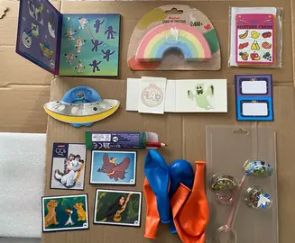 Ballons, autocollants, étiquettes, images, divers articles pour enfants