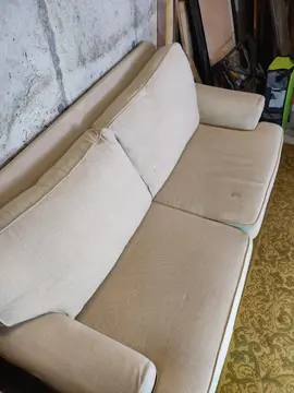 Canapé avec quelques tâches