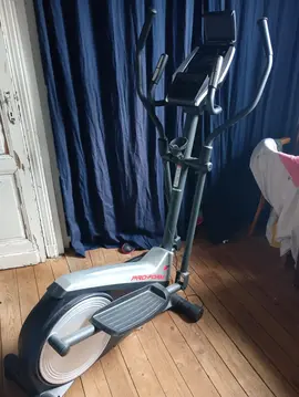 Donne vélo élliptique