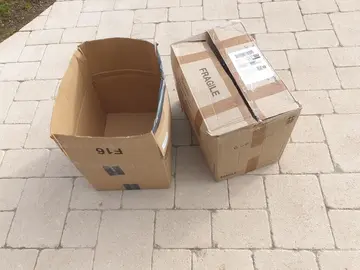 2 cartons taille moyenne