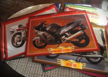 Lot de fiches perforées sur les motos.
