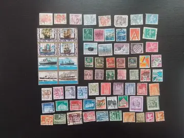 70 timbres dont 1 planche de 8