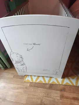 lit bébé avec sommier et matelas+ une alaise et deux draps