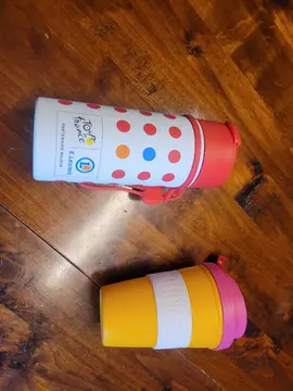 1 gourde thermos et une tasse avec couvercle