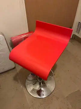 2 chaises de bar rouges