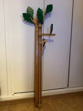 Toise murale en bois en parfait état