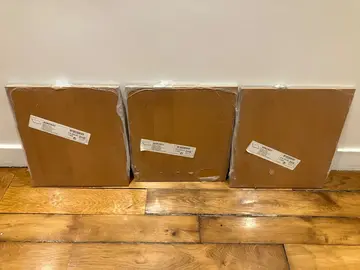 Tablettes IKEA contre plaque hêtre