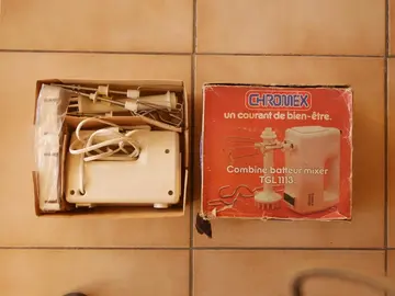 Robot de cuisine, pour battre, mixer, pétrir