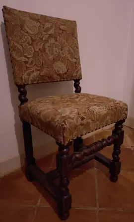une chaise bois ancienne tapissée H93 L44 P47