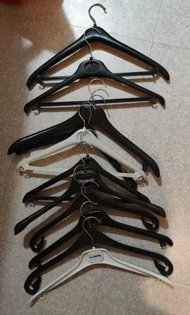 Lot 11 cintres en plastique.