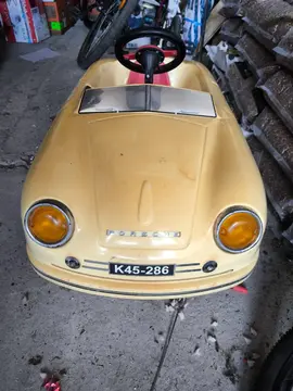 petite Porsche électrique avec arrière cassé