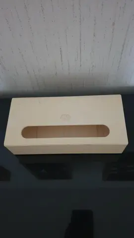 une boîte à mouchoir en plastique