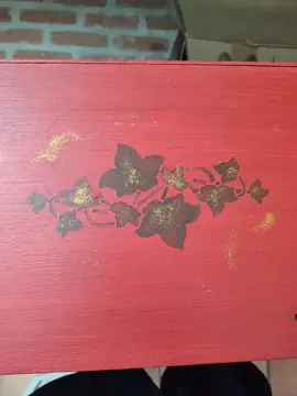 Étagère en bois peinte