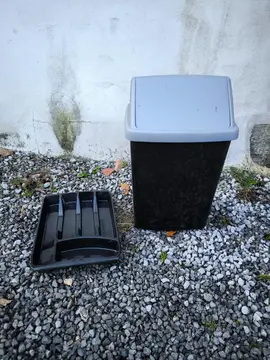 poubelle plastique et range couverts
