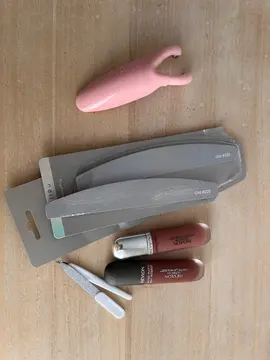 lot maquillage et lime à ongles
