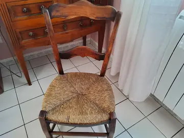 Bonjour Chaise ANCIENNE ou j ai posé une poupée pendant des années