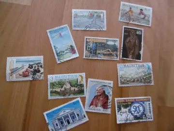 Timbres Ile Maurice + 1 Sénégal Lot 3