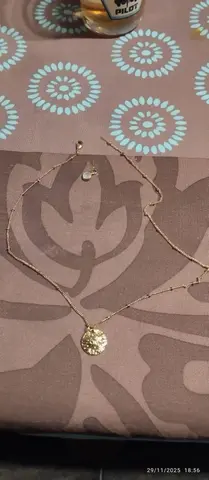 collier de bijoux de fantaisie cache cache cassé