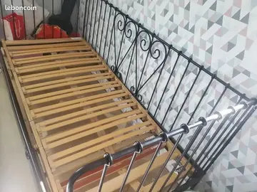 lit métal avec sommier lattes