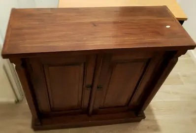 je donne une table TV une table à manger