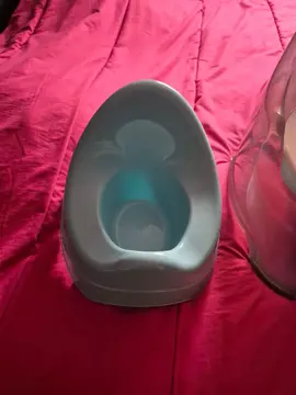 cuisine enfant .petite chaise haute, petite poussette ,un pot enfant