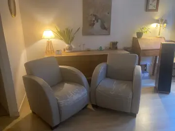 2 fauteuils en simili cuir à recouvtir