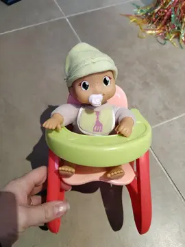 Petit bébé avec chaise