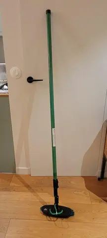 Lot d'affaires pour la maison (assiettes, balais, gonfleur, vase)