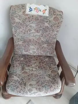 donne 3fauteuils et 1 canapé