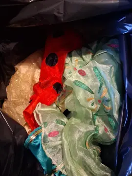 2 gros sacs de jouets , deguisements , peluches en bon etat
