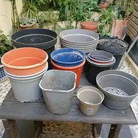 Pots de fleurs en plastique