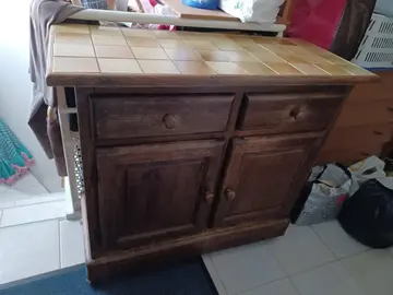 meuble de rangement en bois sur roulettes avec dessus en carrelage