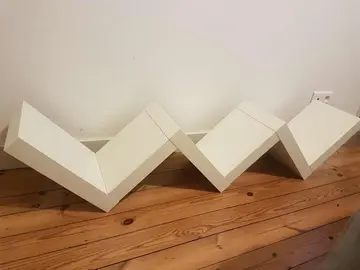 Etagères murales blanches en W