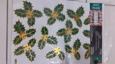 énormes stockées de houx en velours pour Noël