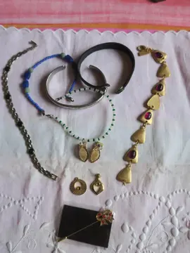 Lot de petits BIJOUX FANTAISIE