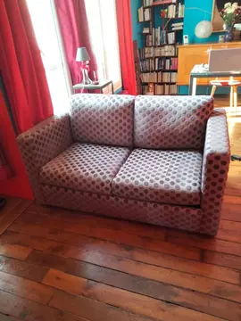 Petit canapé à pois violets 140X80 cm