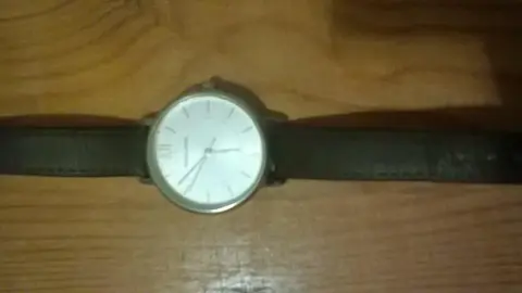 2 montres et un petit réveil