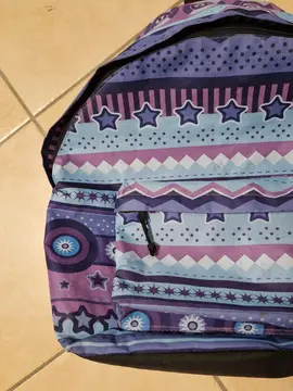 Sac à dos violet avec motifs
