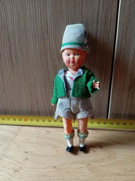 Petite poupée tyrolienne. Hauteur 17cm