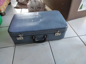 donne valise en carton