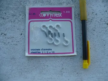 six petits crochets de placard