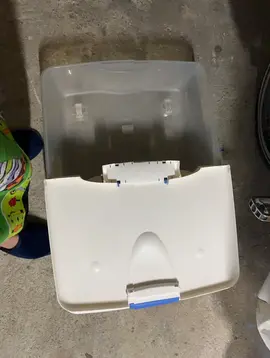 boite plastic ( à glisser sous un lit par exemple)?