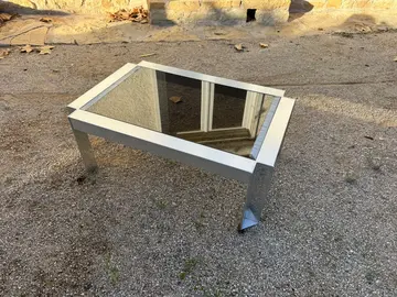 Table basse en métal et verre