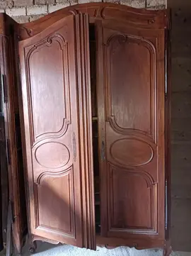 donne grande armoire louis XV en bon état