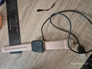 montre connectée avec son chargeur