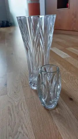 2 vases en verre transparent