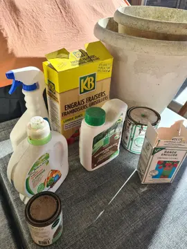 Produits de jardin divers + 2 pots en plastique