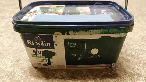 Pot de peinture Ripolin "vert armerie" entamé