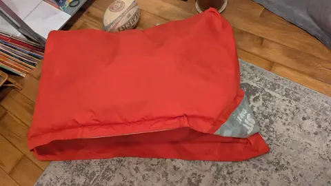 gros pouf Seat on it